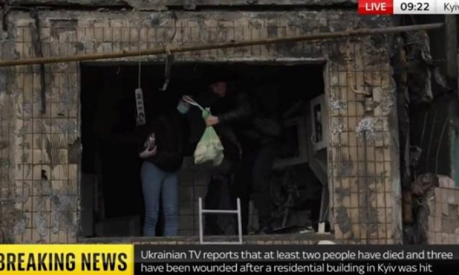Gazetarja e Sky News: Kështu po rezistojnë ukrainasit, u ngjitën në ndërtesë pas bombardimit