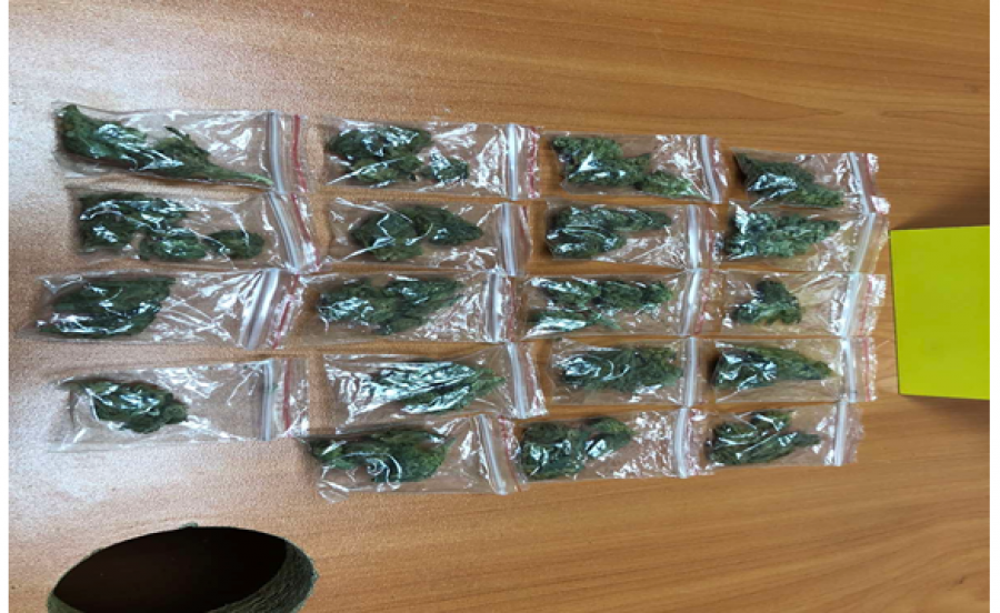 Arrestohet një 22-vjeçar, Policia e Kosovës ia gjeti 19 qese marihuanë