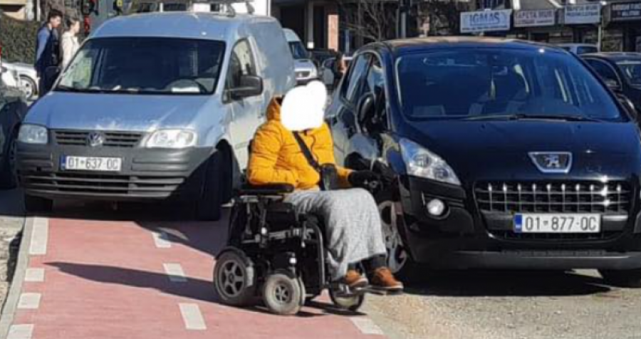 Personave me karrocë në Prishtinë po u vështirësohet jeta, qe një shembull