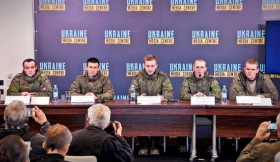 Ukraina i qet në konferencë ushtarët e kapur rusë, rekruti: Dua t’iu drejtohem qytetarëve të Rusisë