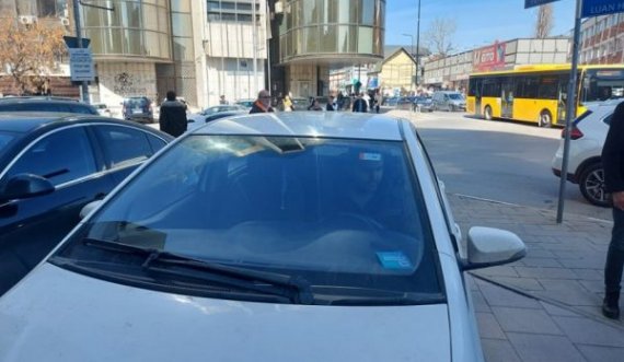 Nga sot, automjeteve të regjistruara u vendosen stikersa
