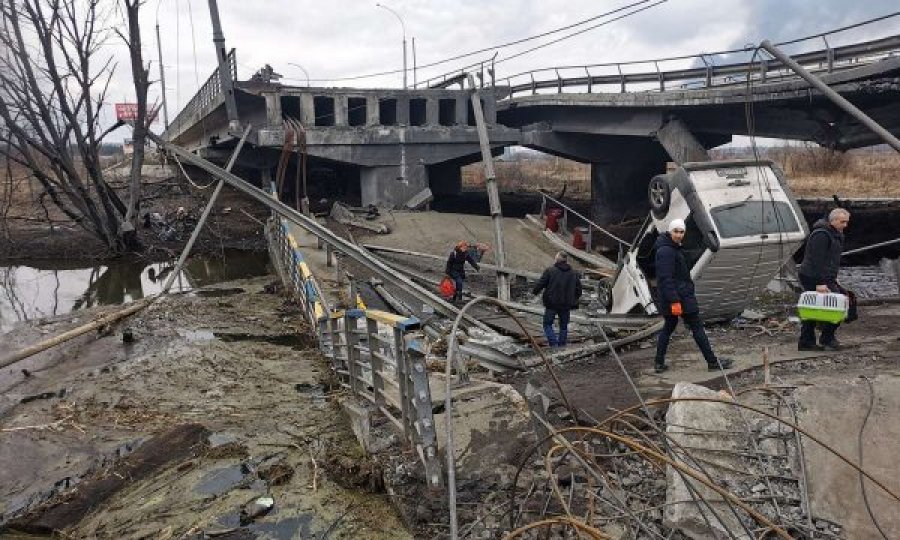 Ukraina: Tre gazetarë të vrarë, dhjetëra të plagosur