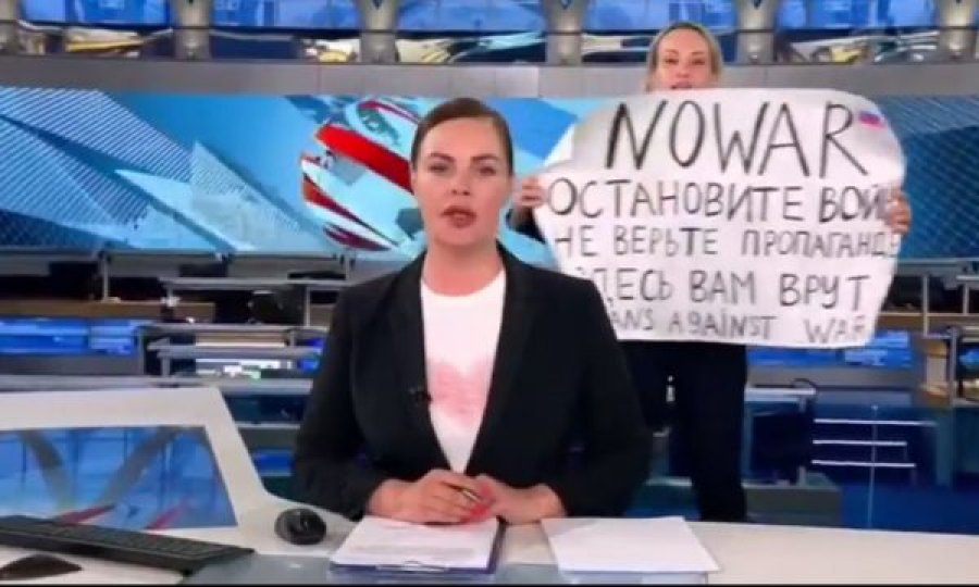 Avokati i saj s’po mund ta gjejë, ku është gazetarja ruse që protestoi në emision të lajmeve?