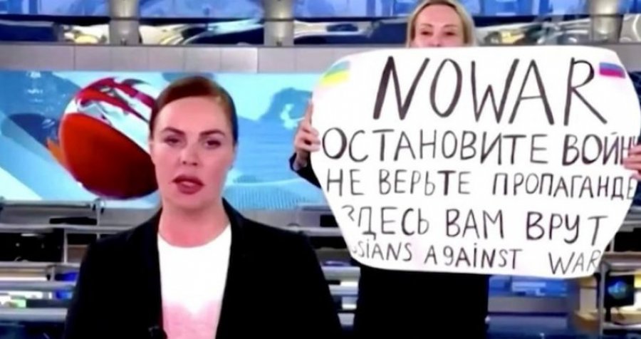 Zelensky falënderon protestuesen që ndërpreu transmetimin e lajmeve ruse