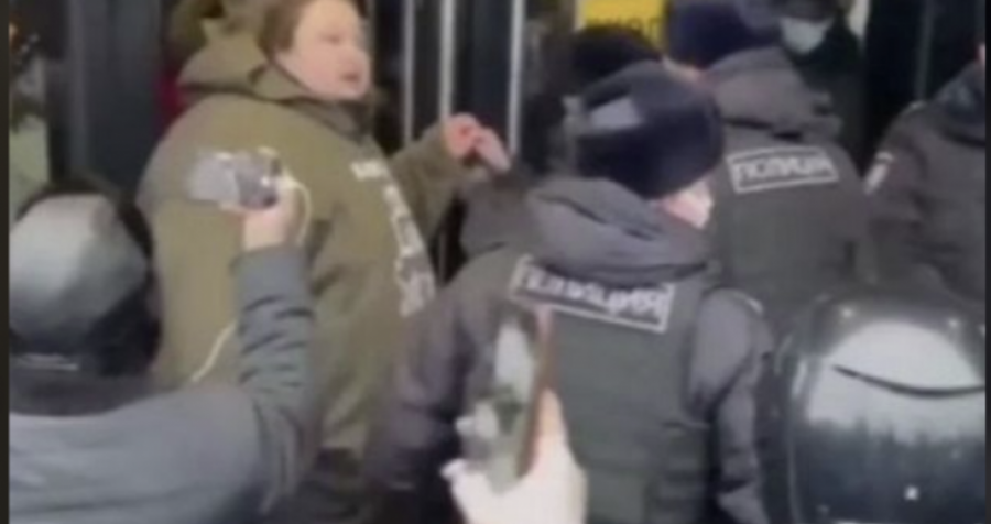 Putini e lë pa McDonald’s, qytetari e lidh veten me zinxhir në shenjë proteste