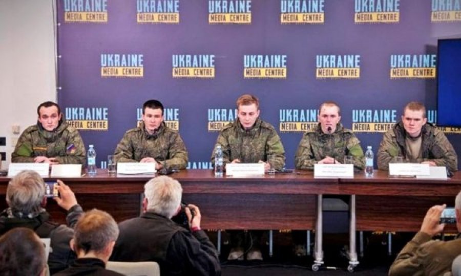 Ukraina i qet në konferencë ushtarët e kapur rusë, rekruti: Dua t’iu drejtohem qytetarëve të Rusisë