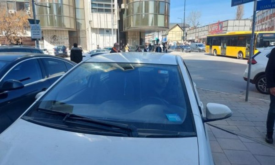 Nga sot, automjeteve të regjistruara u vendosen stikersa