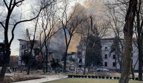 Teatri me qindra persona në Ukrainë, bombardohet nga rusët