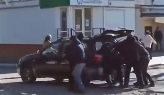 Forcat ruse nuk kursejnë civilët, i vrasin 10 ukrainas që ishin duke pritur në radhë për bukë