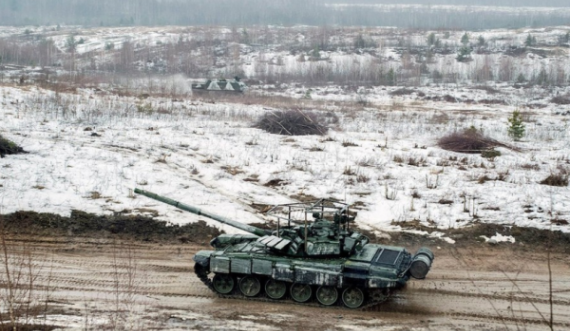 Çfarë janë dhe përse shërbejnë “kapelet” e çuditshme të hekurit mbi tanket ruse