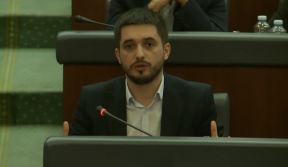 Gjyshinca i paqartë, kalkulon dhe i akuzon deputetët tjerë se po kalkulojnë për vota