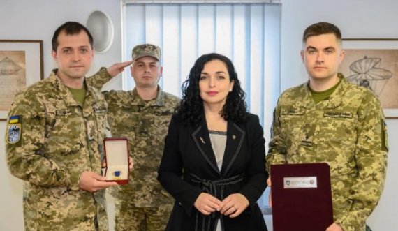Osmani ndanë Medaljen Presidenciale Ushtarake për ushtarët ukrainas 