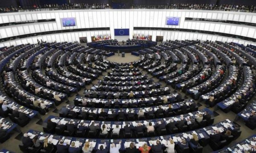 Eurodeputeti mbështet kongresistin amerikan që u kërkoi pesë vendeve të BE-së njohjen e Kosovës