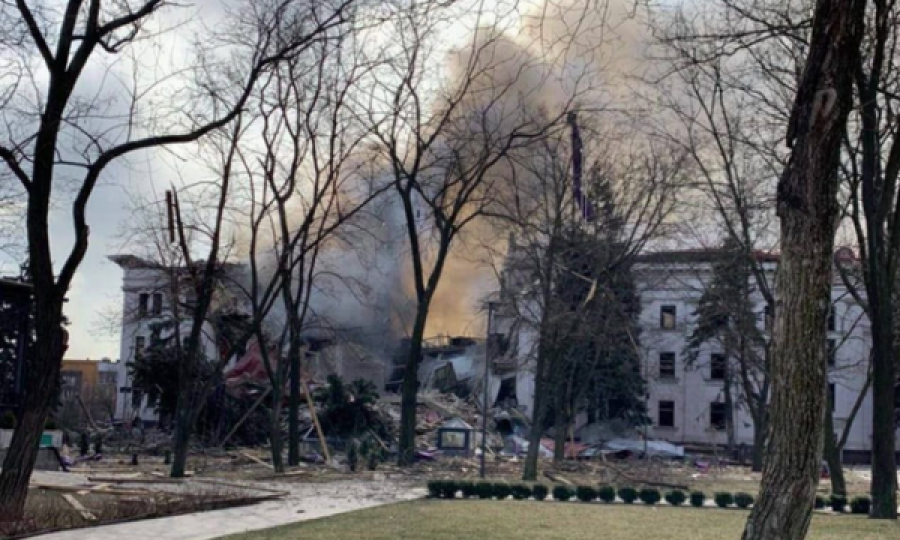 Teatri me qindra persona në Ukrainë, bombardohet nga rusët