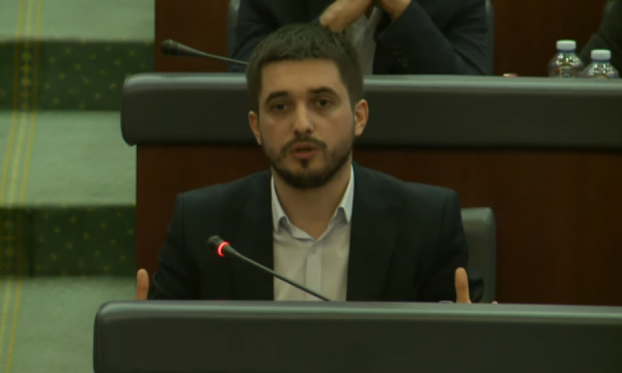 Gjyshinca i paqartë, kalkulon dhe i akuzon deputetët tjerë se po kalkulojnë për vota