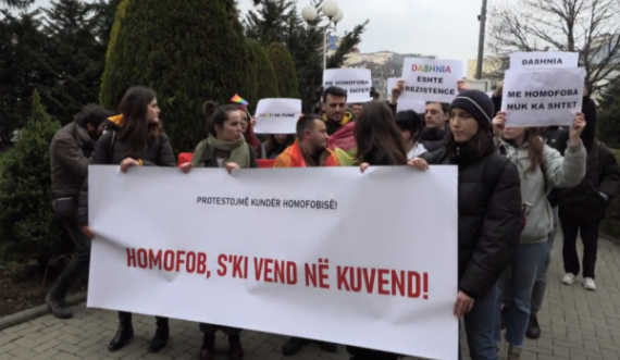 Fillon protesta kundër homofobisë pranë Kuvendit të Kosovës