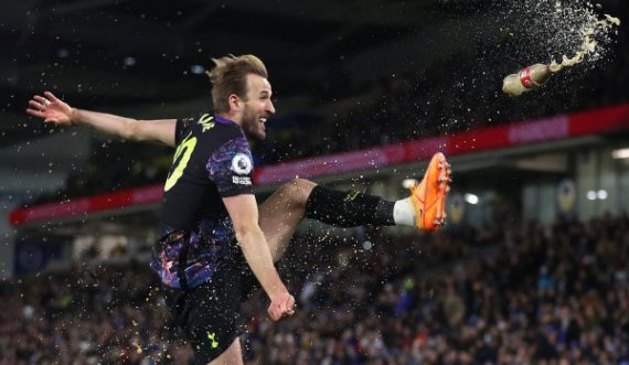 “Karate-Kick”, Harry Kane feston duke e shqelmuar me “volej” shishen e Coca-Colas