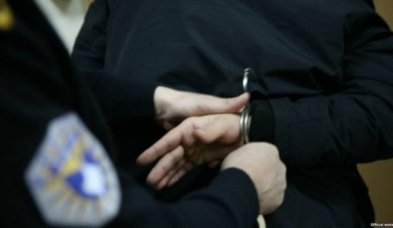 Oficeri korrektues arrestohet në flagrancë për marrje ryshfeti