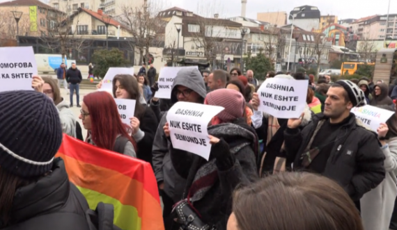 “Homofob, s’ki vend në Kuvend”, protestë para Parlamentit