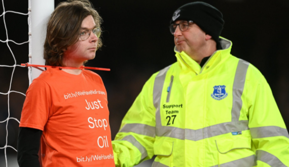 Ndërpritet ndeshja Everton-Newcastle, një tifoz e lidh veten për porte