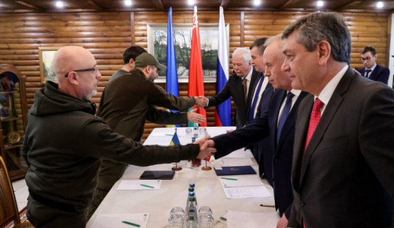 Ministri ukrainas: Një marrëveshje për paqe Rusisë dhe Ukrainës po hartohet mes