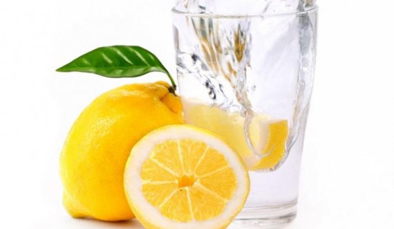Ujë i vakët me limon: Rregullon thartirën e organizmit, forcon sistemin e imunitetit