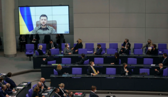 Fjalimi me videolidhje para Bundestagut/ Zelenskyy kritikon Berlinin, duartrokitet nga deputetët