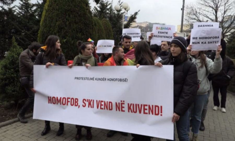 Fillon protesta kundër homofobisë pranë Kuvendit të Kosovës