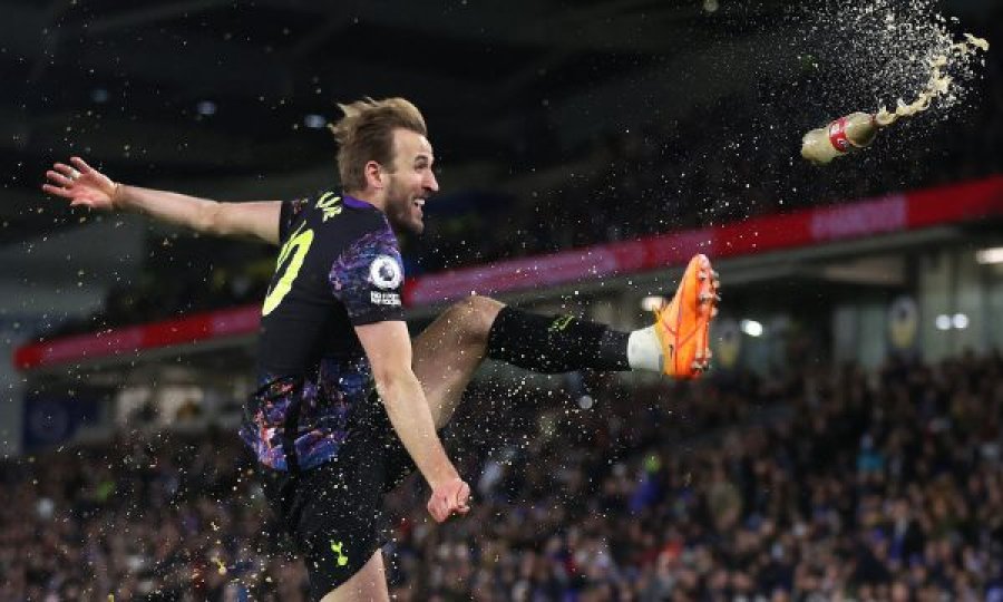 “Karate-Kick”, Harry Kane feston duke e shqelmuar me “volej” shishen e Coca-Colas