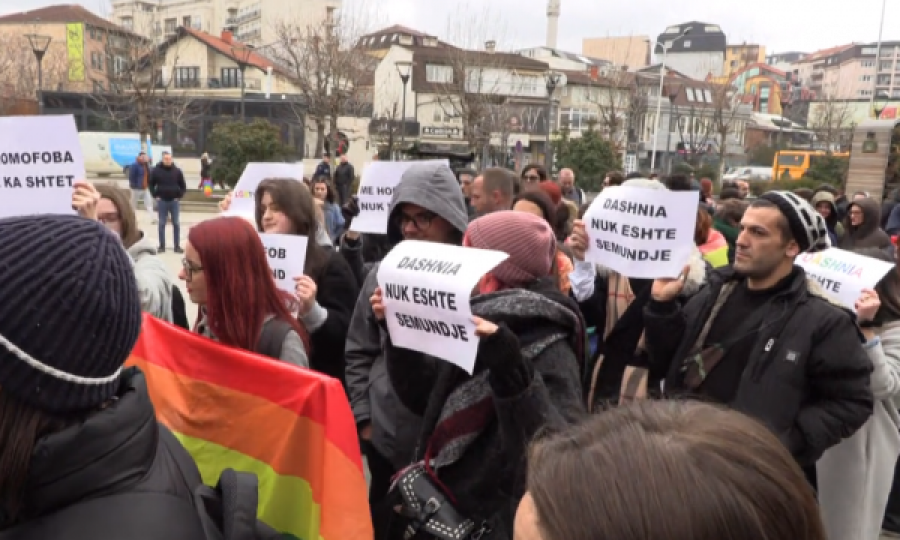 “Homofob, s’ki vend në Kuvend”, protestë para Parlamentit