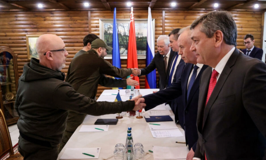 Ministri ukrainas: Një marrëveshje për paqe Rusisë dhe Ukrainës po hartohet mes