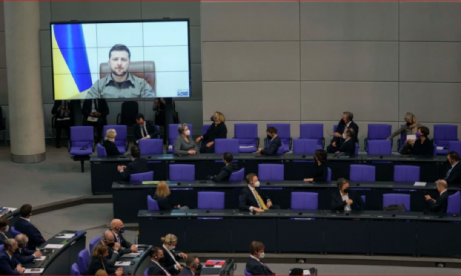 Fjalimi me videolidhje para Bundestagut/ Zelenskyy kritikon Berlinin, duartrokitet nga deputetët