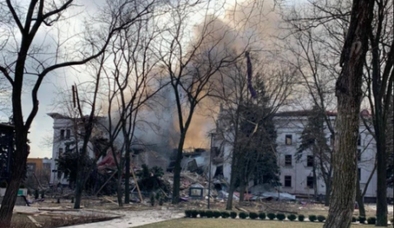 Bombardimet pengojnë përpjekjet për shpëtim në teatrin e Mariupolit