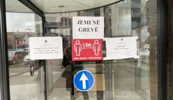 Pezullohet për kohë të pacaktuar greva e administratës së Gjykatave Themelore
