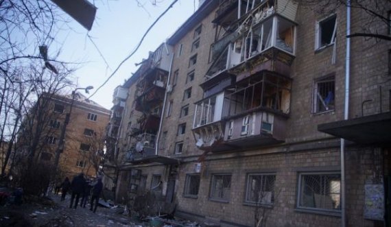 Bien mbetjet e raketës mbi ndërtesë, një i vrarë dhe disa të plagosur në Kiev