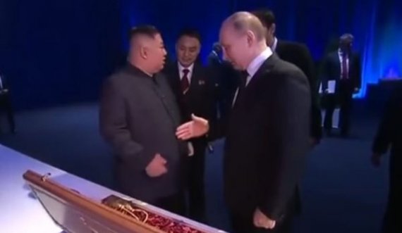Momentet kur Putinit i ishte lënë dora varur nga shumë liderë, video bëhet virale