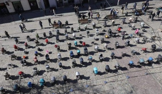 109 karroca ta zbrazura për 109 fëmijët e vrarë vendosen në Lviv të Ukrainës
