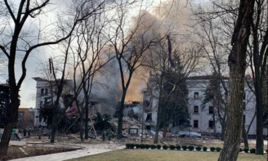 Bombardimet pengojnë përpjekjet për shpëtim në teatrin e Mariupolit