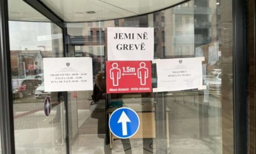 Pezullohet për kohë të pacaktuar greva e administratës së Gjykatave Themelore