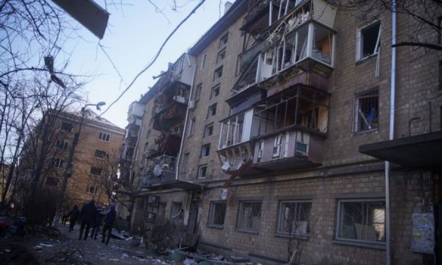 Bien mbetjet e raketës mbi ndërtesë, një i vrarë dhe disa të plagosur në Kiev