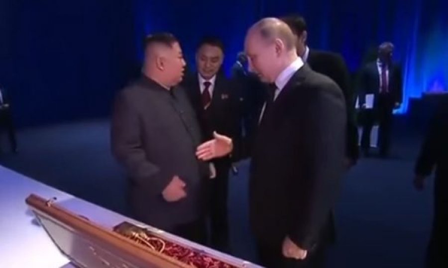 Momentet kur Putinit i ishte lënë dora varur nga shumë liderë, video bëhet virale