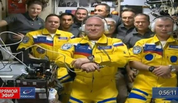 Kozmonautët rusë veshin kostume me ngjyra të Ukrainës