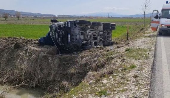 Përmbyset kamioni, shoferin e kishte zënë gjumi