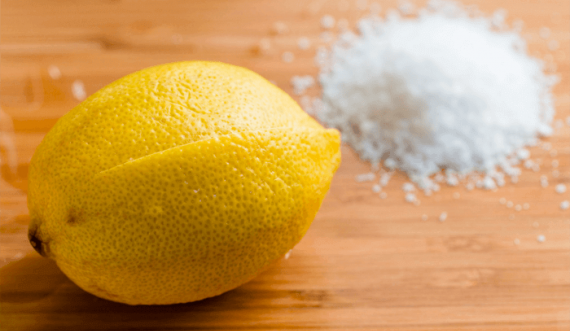 Lëng limoni dhe kripë: Si të largoni dhimbjen e fortë të kokës në pak minuta