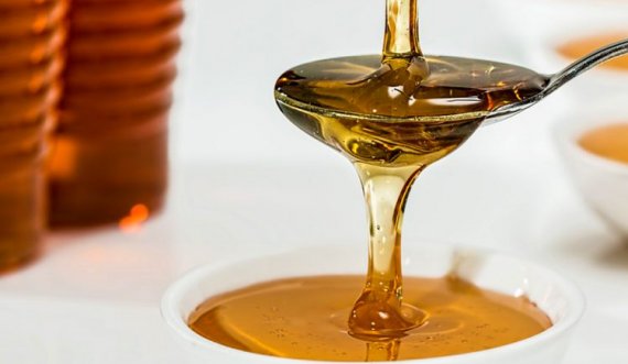 A i humb vlerat mjalti nëse përdorim lugë metalike? Kjo është e vërteta