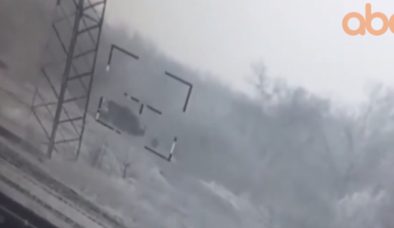 Pamje nga momenti kur ukrainasit shkrumbojnë me raketa tanket ruse