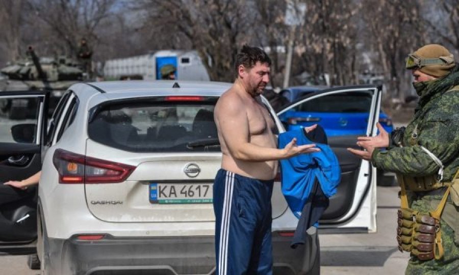 Politikanja ukrainase publikon fotot, pushtuesit rus po i zhveshin burrat për këtë arsye