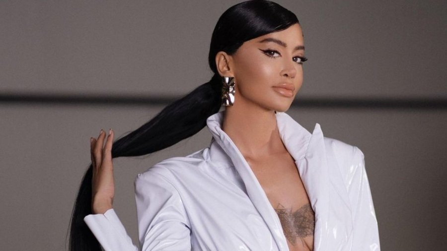 Dafina Zeqiri këtë herë vjen unike e veshur me pupla