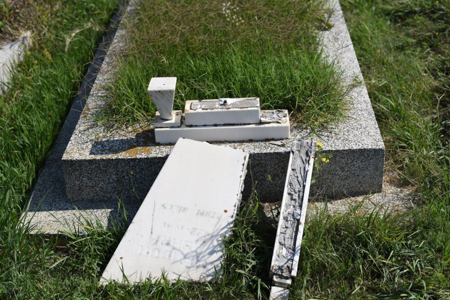 Dëmtohet një varrezë në Prizren