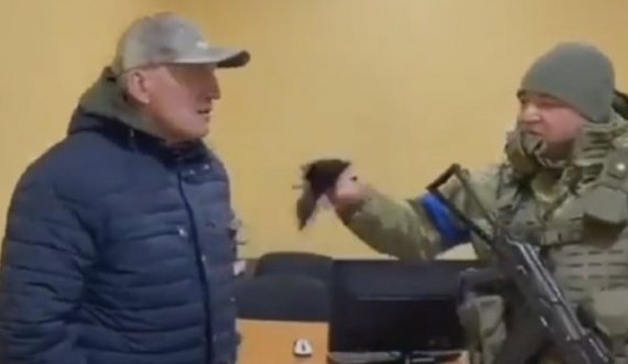 Rojtari kufitar ukrainas e ndalon ambasadorin e Bjellorusisë, ia hedh disa monedha në trup